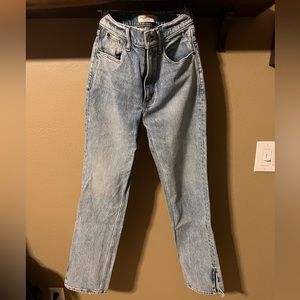 Abercrombie & Fitch Ultra High Rise 90’s Straight jeans.